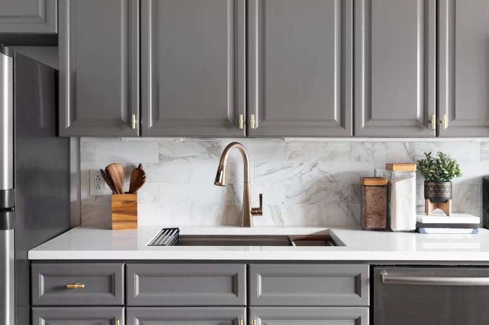 5 Popular Kitchen Cabinet Materials [Pros, Cons, and Pricing for Various Base Materials]